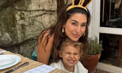 Fernanda Paes Leme, de tiara de coelho, sorri com a filha Pilar, que também sorri.