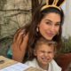 Fernanda Paes Leme, de tiara de coelho, sorri com a filha Pilar, que também sorri.