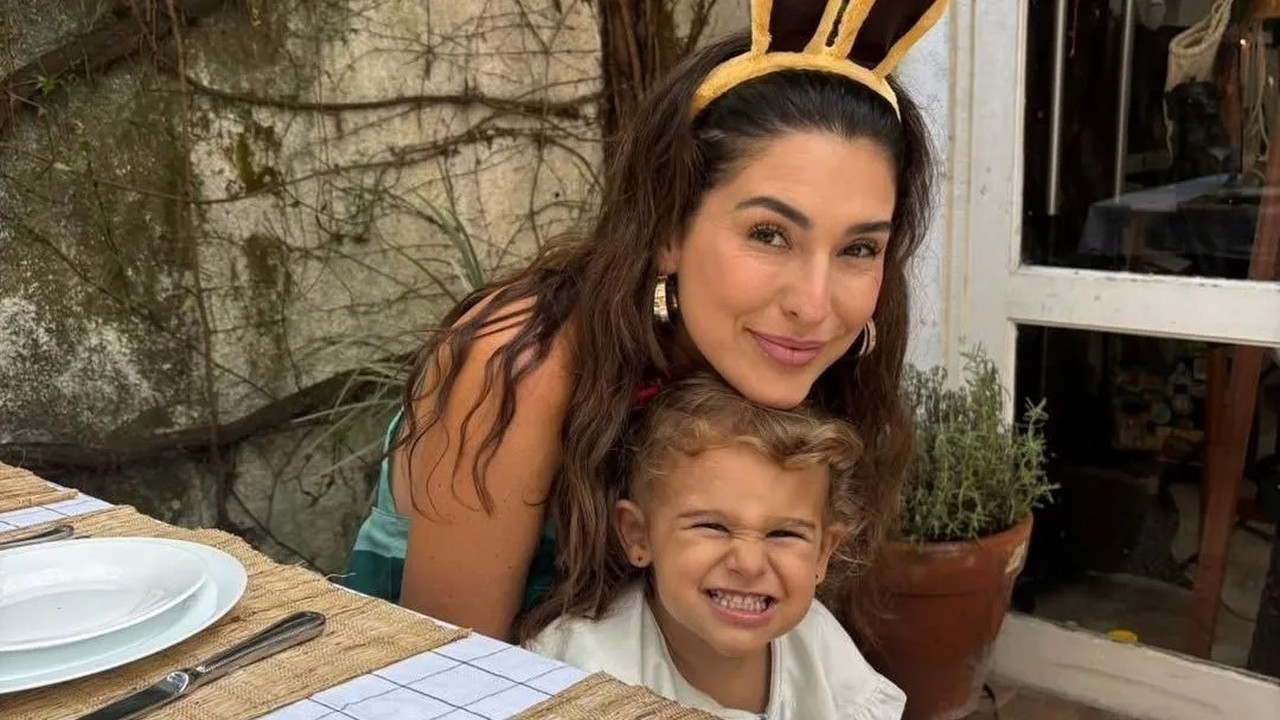 Fernanda Paes Leme, de tiara de coelho, sorri com a filha Pilar, que também sorri.