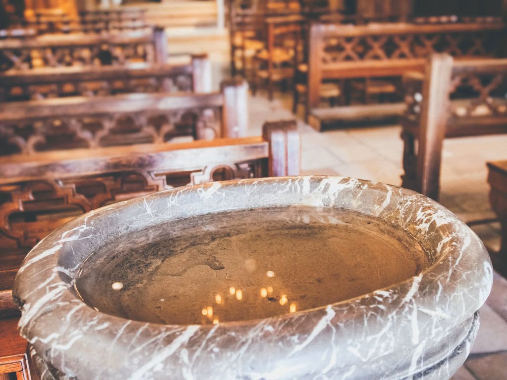 Arqueólogos descobrem artefato misterioso de mármore em antiga igreja cristã