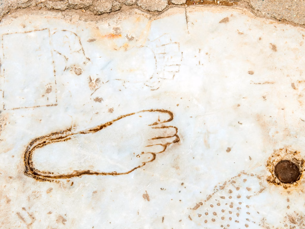 Arqueólogos encontram pegadas de 3.000 anos esculpidas em pedra