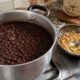 Refogado de alho e cebola deixa o feijão mais aromático e saboroso