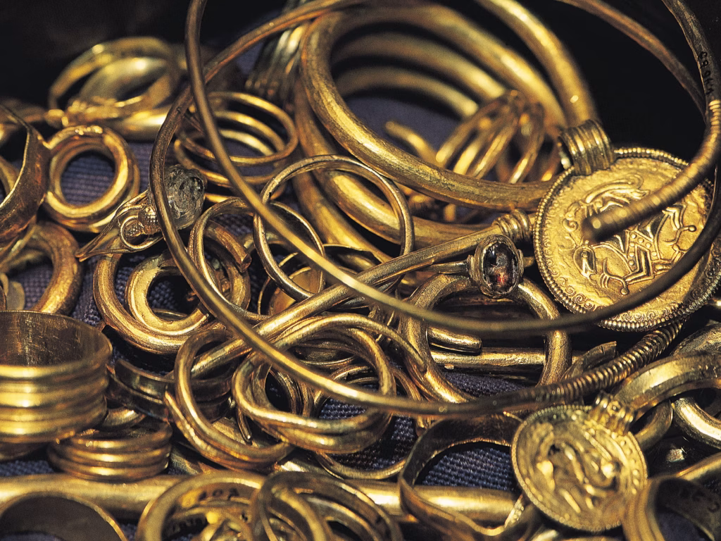 Um homem caminhava por um campo e encontrou um enorme tesouro de ouro viking
