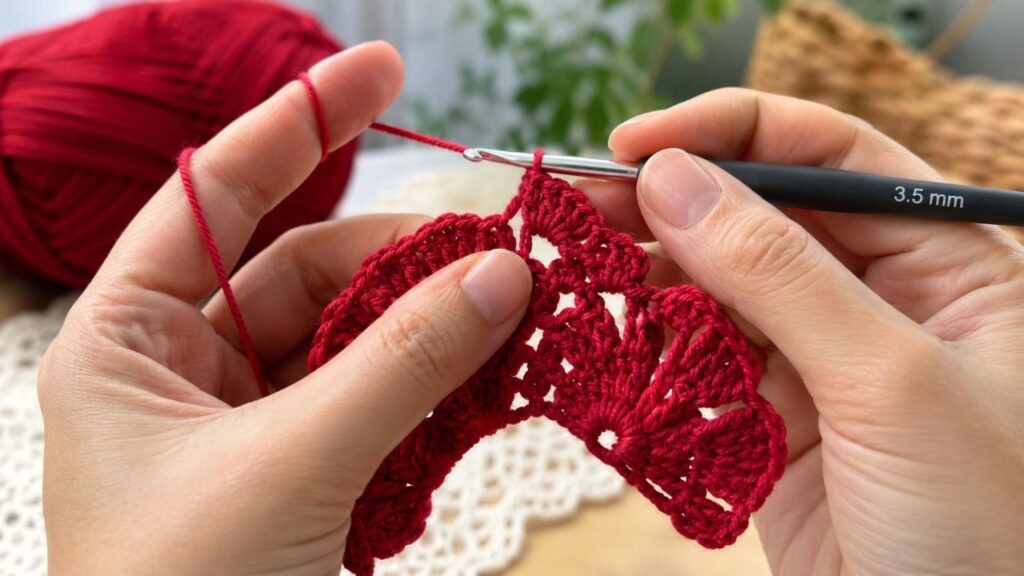 Sequência simples de correntinhas e leques cria pétalas volumosas no crochê
