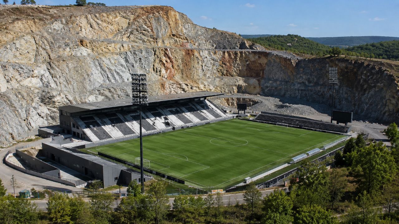 Alguns estádios impressionam por unir futebol, arquitetura ousada e locais completamente fora do comum