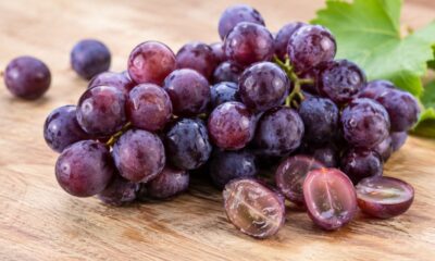 A casca da uva roxa concentra pigmentos naturais ligados à ação antioxidante da fruta
