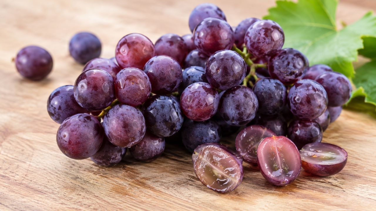 A casca da uva roxa concentra pigmentos naturais ligados à ação antioxidante da fruta