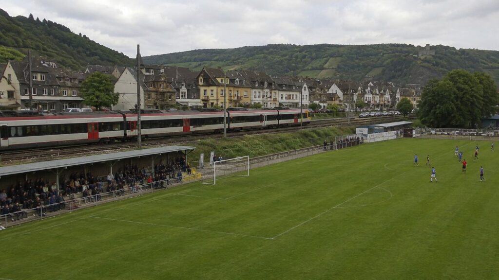 O estádio de Čierny Balog ficou famoso pela linha férrea que atravessa a área da arena
