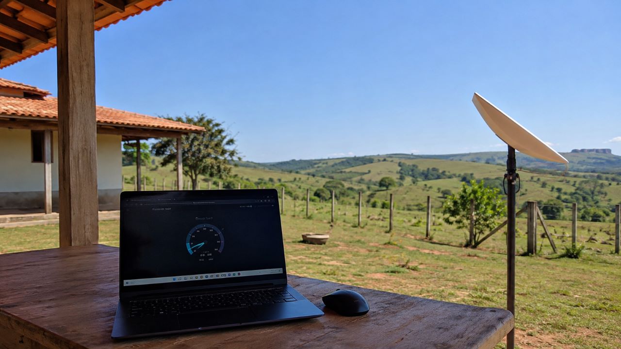 Internet via satélite leva conexão estável para áreas rurais longe da cidade