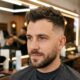5 cortes de cabelo masculinos que disfarçam entradas e testa larga