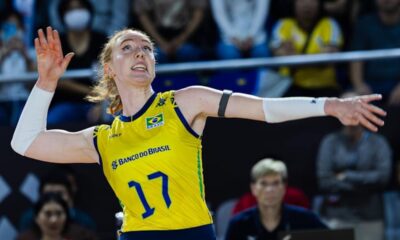 Jogadora Julia Bergmann, uniforme Brasil #17 Banco do Brasil, braços erguidos em quadra.