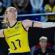 Jogadora Julia Bergmann, uniforme Brasil #17 Banco do Brasil, braços erguidos em quadra.