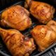 Como fazer frango suculento na fritadeira elétrica sem deixar a carne seca ou sem graça