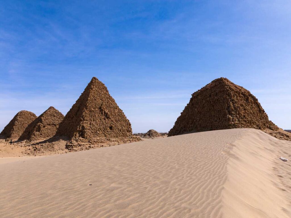 Arqueólogos estavam explorando um vasto deserto e encontraram monumentos funerários de 6.000 anos