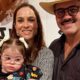 Juliano Cazarré, Letícia e a filha Maria Guilhermina, com a criança usando óculos.