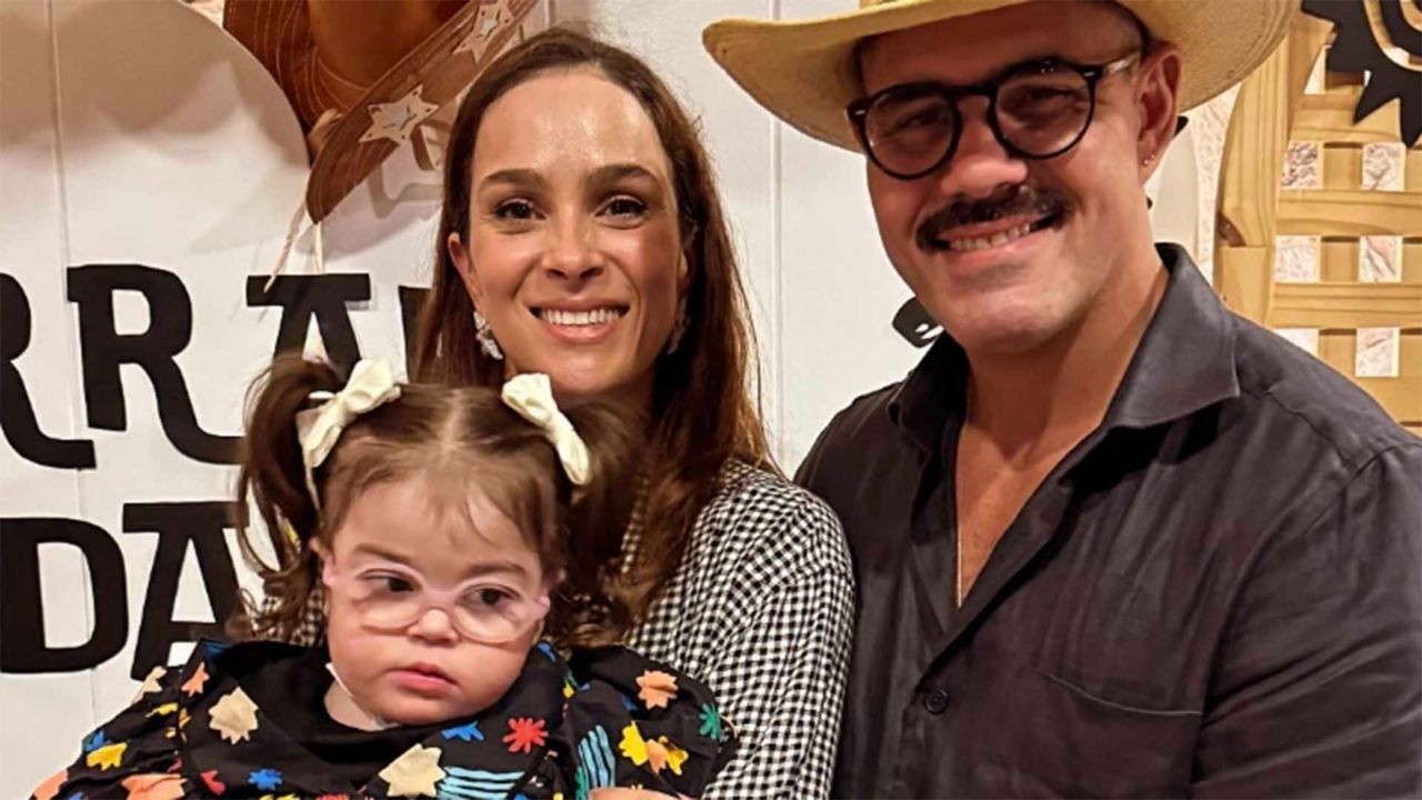 Juliano Cazarré, Letícia e a filha Maria Guilhermina, com a criança usando óculos.