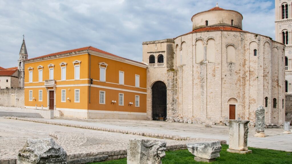 Arqueólogos descobrem necrópole antiga com mais de 3.000 sepulturas