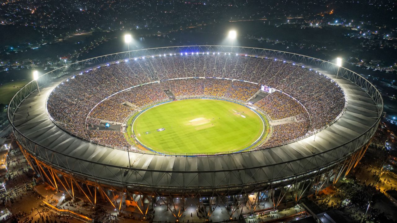Maior estádio do mundo impressiona pela capacidade para mais de 130 mil pessoas