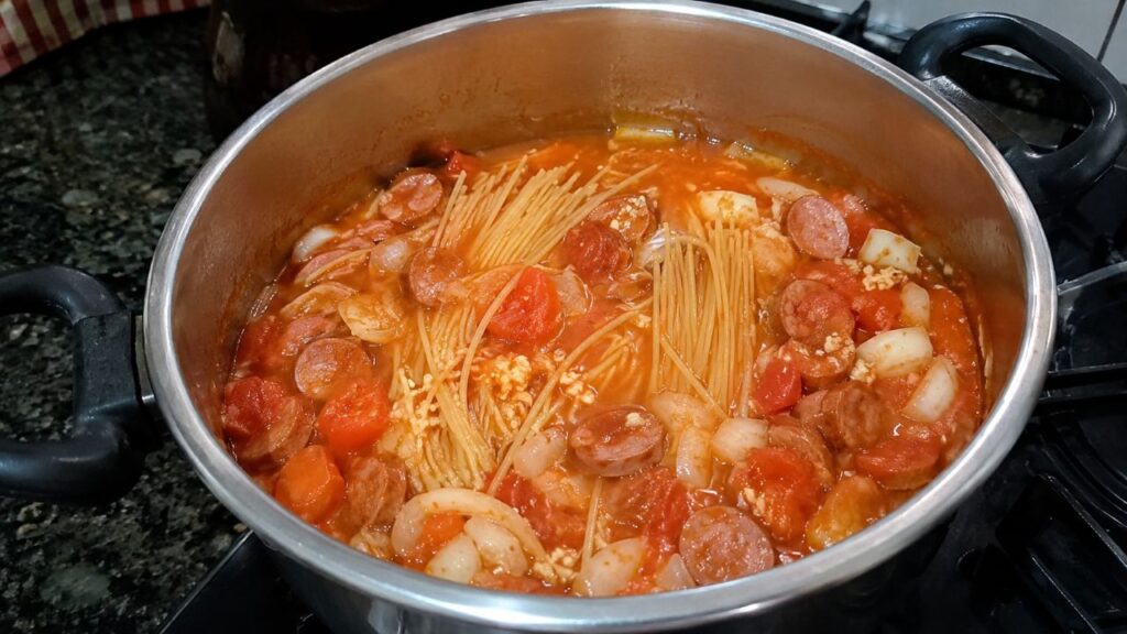 Todos os ingredientes cozinham juntos para deixar a massa mais saborosa e cremosa
