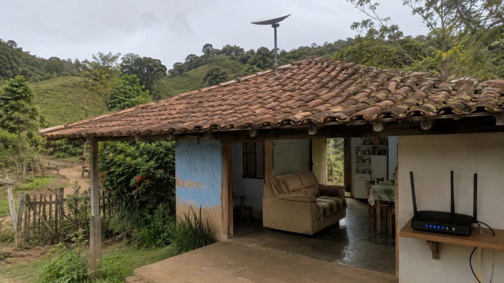 Posicionar bem a antena ajuda a melhorar estabilidade e alcance da conexão no campo