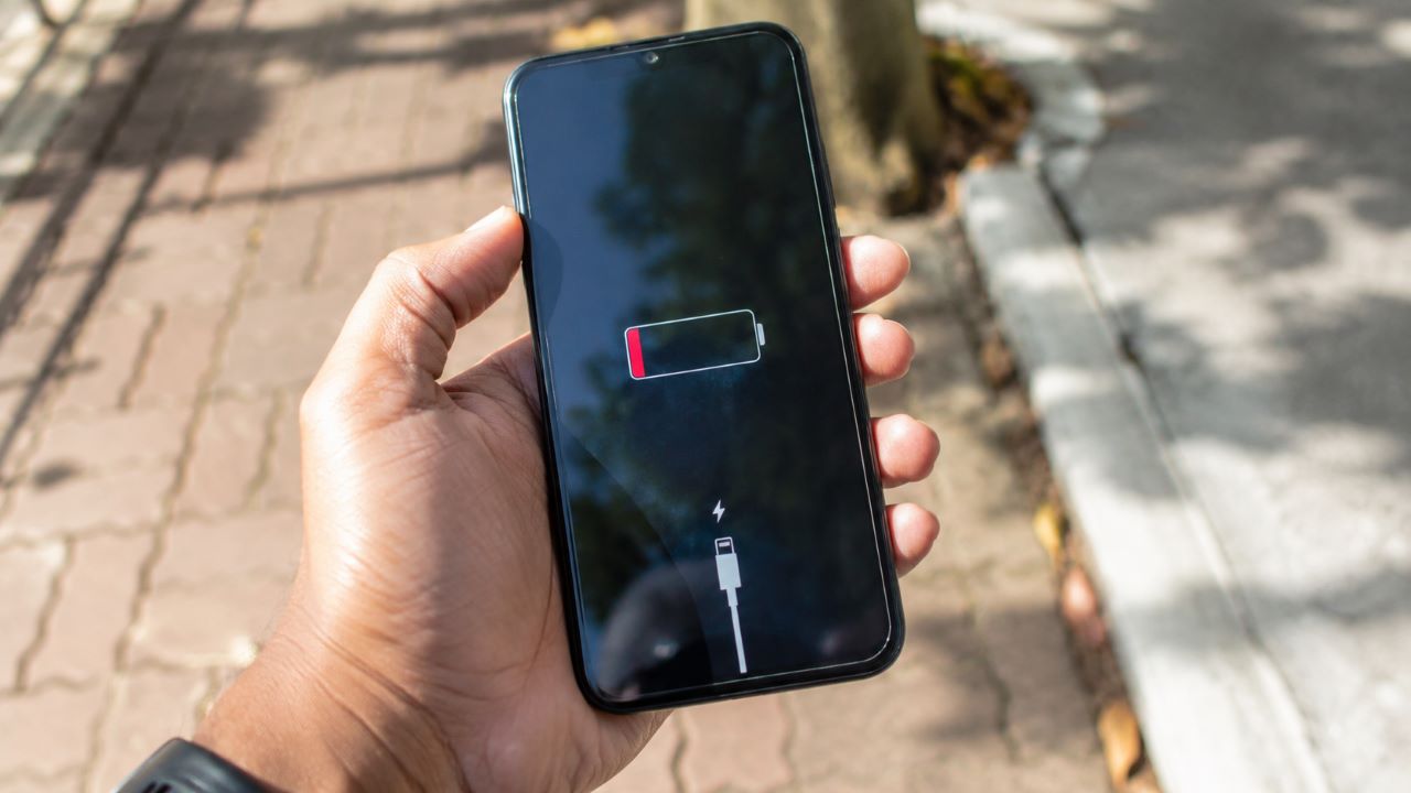 Um ajuste simples pode fazer a bateria do celular durar mais fora de casa
