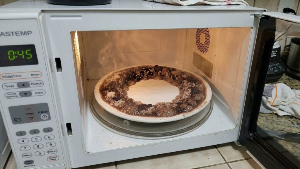 A maioria das pessoas coloca a comida no micro-ondas de forma incorreta: esse erro faz com que o prato fique quente, mas a comida fria