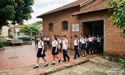 Rotinas da escola antiga como ficar em fila marcaram gerações de alunos