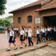 Rotinas da escola antiga como ficar em fila marcaram gerações de alunos