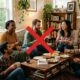 O hábito de receber amigos em casa está sumindo e isso revela muito sobre nossa vida atual