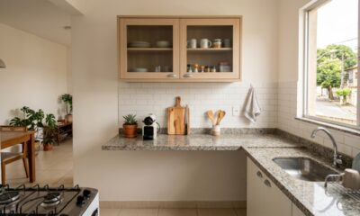 Armário aéreo simples ajuda a ganhar espaço na cozinha sem atrapalhar a circulação