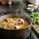 Como fazer o famoso caldo de ossos que virou febre na internet