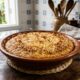 Bata ovos, açúcar e margarina na ordem certa e tenha um bolo de queijadinha cremoso e marcante