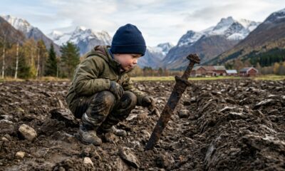 Criança de 6 anos acha uma espada viking de 1300 anos durante passeio escolar