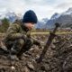 Criança de 6 anos acha uma espada viking de 1300 anos durante passeio escolar