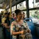 O que significa preferir o assento da ponta no transporte público, segundo a psicologia
