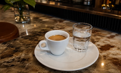 O que significa beber água antes do café e por que baristas dizem que isso muda tudo