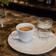O que significa beber água antes do café e por que baristas dizem que isso muda tudo