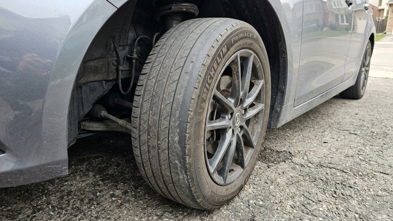 Pneu gastando por dentro pode esconder problema caro na suspensão do carro