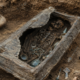 Arqueólogos descobrem túmulo romano luxuoso de jovem em Colchester, na Inglaterra