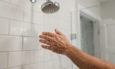 O erro no banho que pode estar envelhecendo sua pele sem você perceber