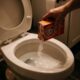 Colocar bicarbonato de sódio no vaso sanitário antes de dormir: o que acontece e por que todo brasileiro deveria saber disso