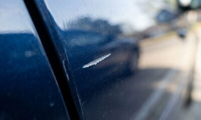 Como remover arranhões do carro em minutos usando um produto que você tem no banheiro