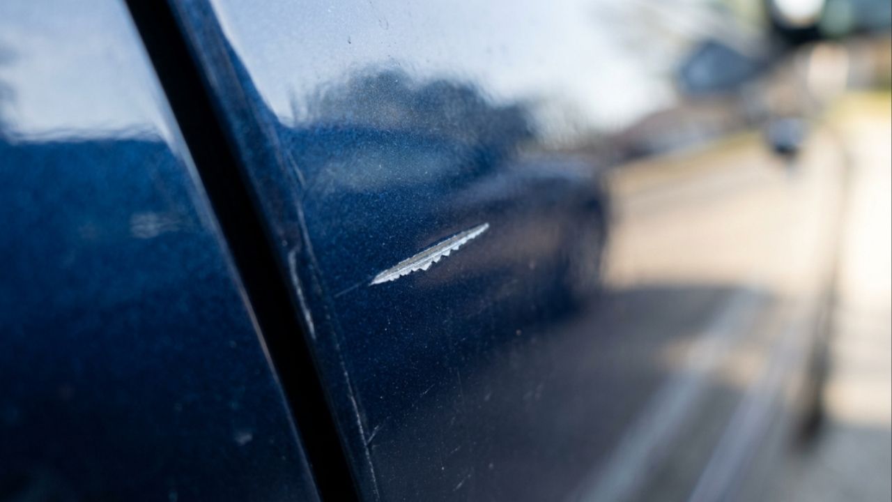 Como remover arranhões do carro em minutos usando um produto que você tem no banheiro
