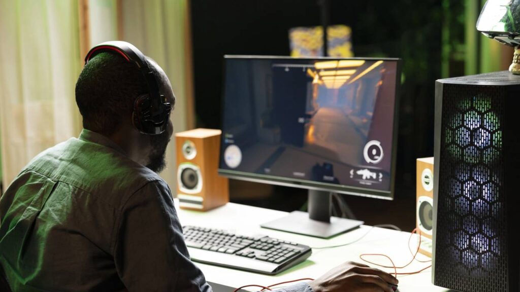 Lan houses ainda sobrevivem no Brasil oferecendo internet, jogos online e acesso digital