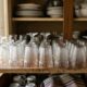 O motivo simples para guardar copos virados para baixo e evitar sujeira escondida na cozinha