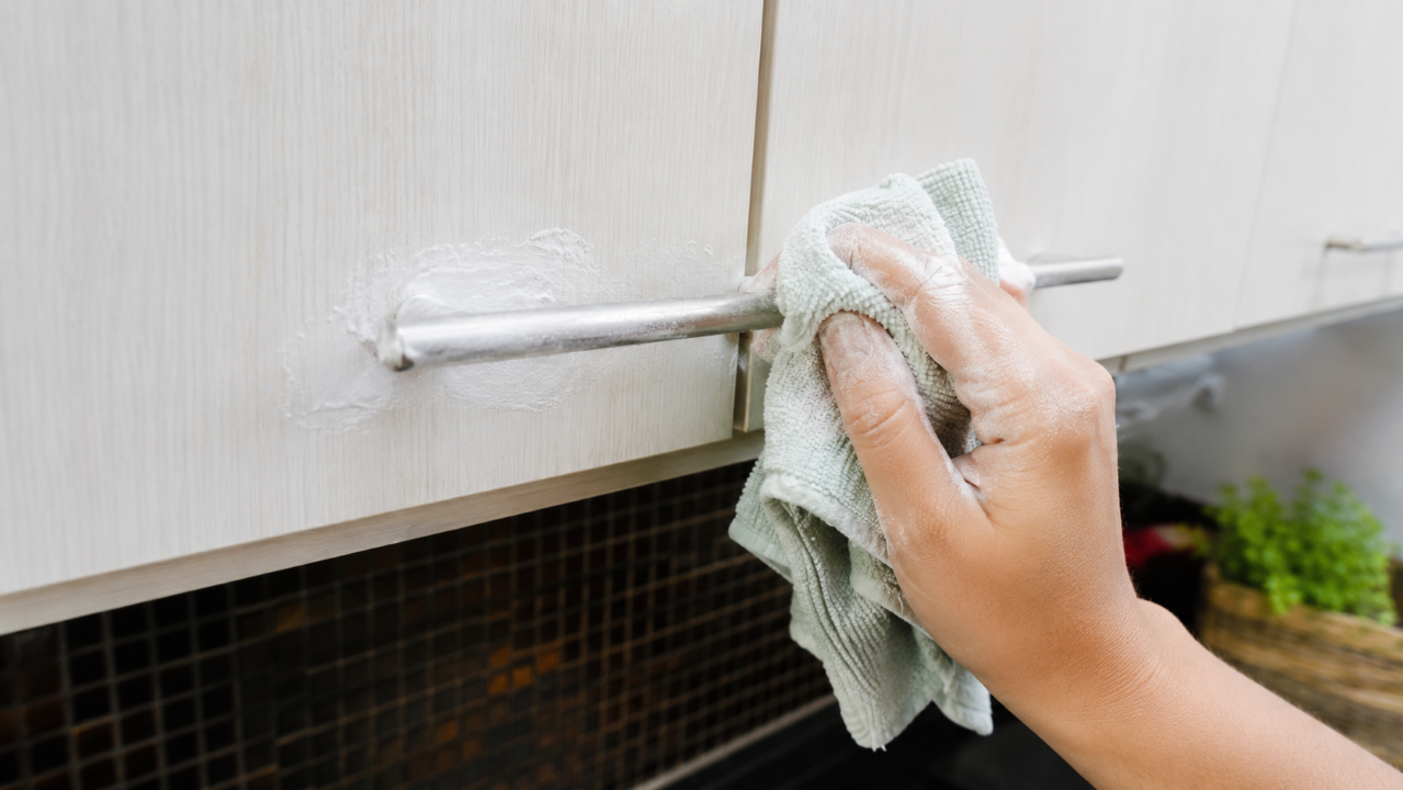 O detalhe na limpeza dos armários que faz a gordura antiga sair sem gastar com produto caro