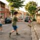 Brincadeiras como mãe da rua e taco reuniam crianças de todas as idades na infância