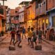A psicologia afirma que crianças que brincavam na rua não se tornaram mais independentes por falta de cuidado, mas porque aprendiam a negociar regras, riscos e frustrações todos os dias