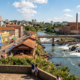 Com origem em 1767, essa cidade do interior paulista, conhecida como “lugar onde o peixe para”, conquista turistas com seus fins de tarde dourados
