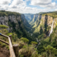 Com mais de 1.000 metros de altitude, a “Terra dos Cânions” se destaca como um dos destinos mais espetaculares para aventura na serra
